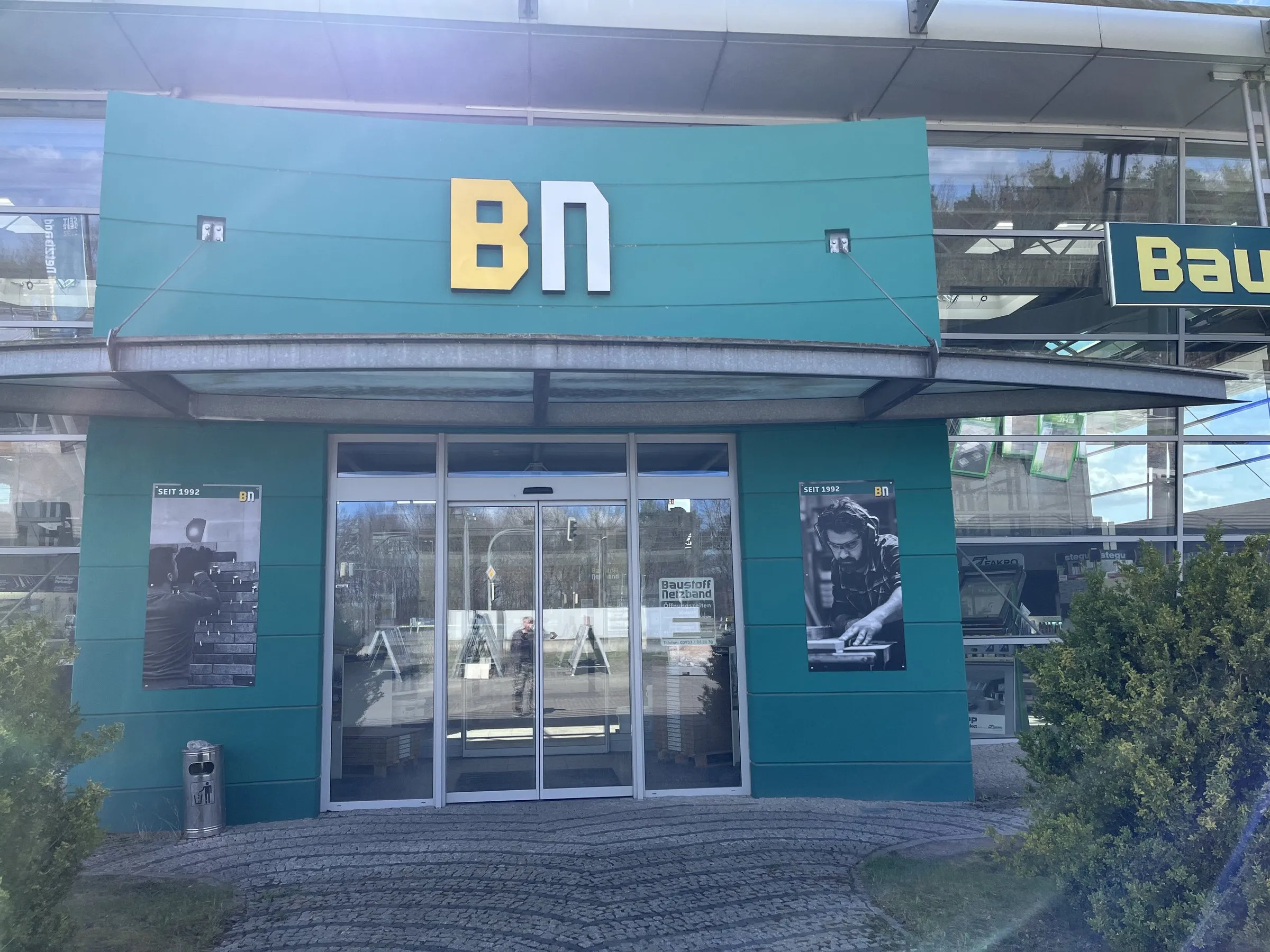 Eingang der Filiale Genthin mit BN-Logo